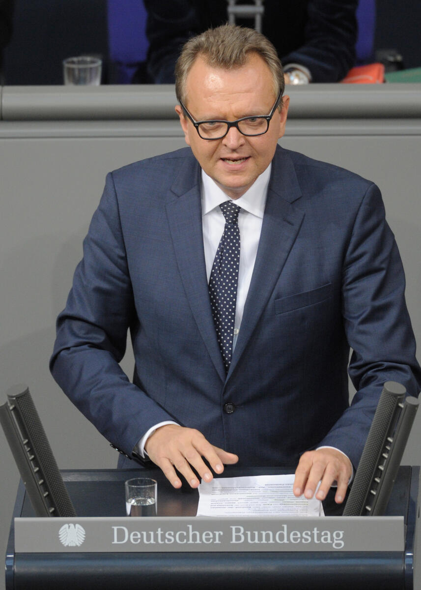 Martin Dörmann, SPD, Bundestagsabgeordneter, Abgeordneter, Mitglied Deutscher Bundestag, MdB, Rede, 139. Sitzung, EPL 04, Thema: Haushaltsgesetz 2016; - Bundeskanzlerin und Bundeskanzleramt - Haushaltsdebatte, Redner 15.; Rednerpult. Dörmann, Martin Martin Dörmann, SPD, Bundestagsabgeordneter, Abgeordneter, Mitglied Deutscher Bundestag, MdB, Rede, 139. Sitzung, EPL 04, Thema: Haushaltsgesetz 2016; - Bundeskanzlerin und Bundeskanzleramt - Haushaltsdebatte, Redner 15.; Rednerpult.