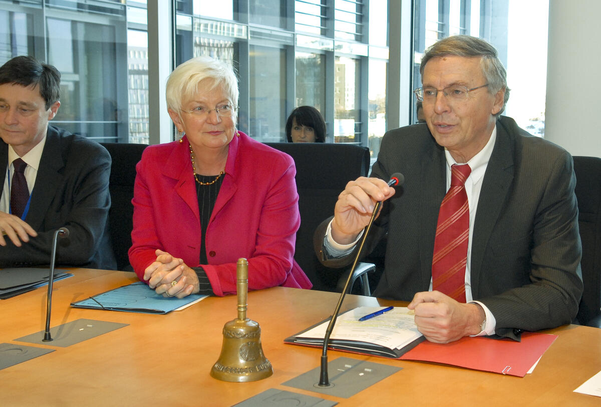 Konstituierende Sitzung des Innenausschuss im Paul-Löbe-Haus. Vorsitzender des Ausschusses Wolfgang Bosbach(CDU/CSU) und die Bundestagsvizepräsidentin Gerda Hasselfeldt Konstituierende Sitzung des Innenausschuss im Paul-Löbe-Haus. Vorsitzender des Ausschusses Wolfgang Bosbach(CDU/CSU) und die Bundestagsvizepräsidentin Gerda Hasselfeldt