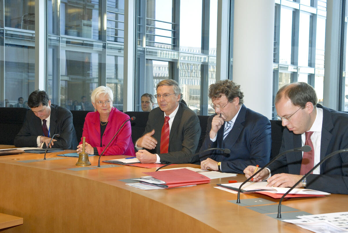 Konstituierende Sitzung des Innenausschuss im Paul-Löbe-Haus. Vorsitzender des Ausschusses Wolfgang Bosbach(CDU/CSU) und die Bundestagsvizepräsidentin Gerda Hasselfeldt Konstituierende Sitzung des Innenausschuss im Paul-Löbe-Haus. Vorsitzender des Ausschusses Wolfgang Bosbach(CDU/CSU) und die Bundestagsvizepräsidentin Gerda Hasselfeldt