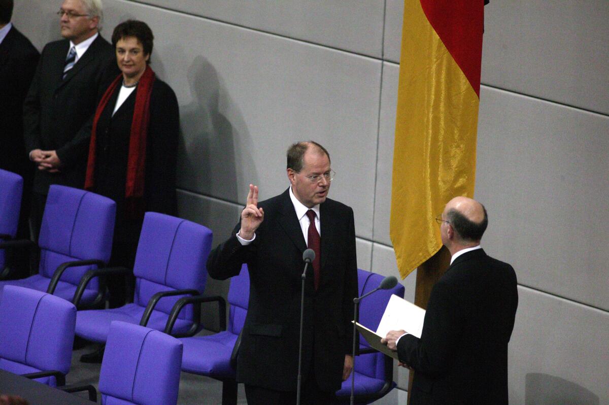 Steinmeier, Frank-Walter; Lammert, Norbert Der ernannte Bundesminister des Auswärtigen, Dr. Frank-Walter Steinmeier, SPD, leistet vor dem Parlament und dem Bundestagspräsidenten, Dr. Norbert Lammert, CDU/CSU, Abgeordneter, MdB, CDU/CSU-Fraktion, seinen Amtseid.