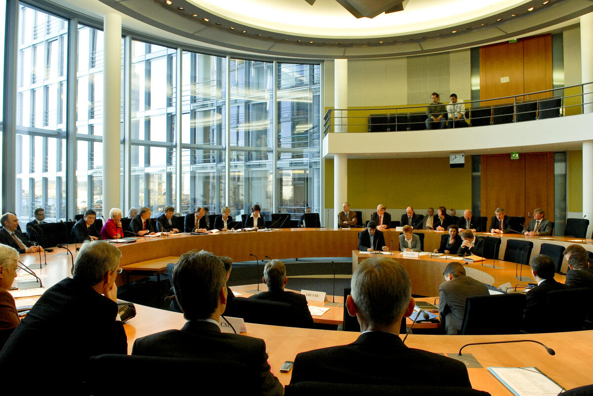 Konstituierende Sitzung des Innenausschuss im Paul-Löbe-Haus. Vorsitzender des Ausschusses Wolfgang Bosbach(CDU/CSU) und die Bundestagsvizepräsidentin Gerda Hasselfeldt Konstituierende Sitzung des Innenausschuss im Paul-Löbe-Haus. Vorsitzender des Ausschusses Wolfgang Bosbach(CDU/CSU) und die Bundestagsvizepräsidentin Gerda Hasselfeldt