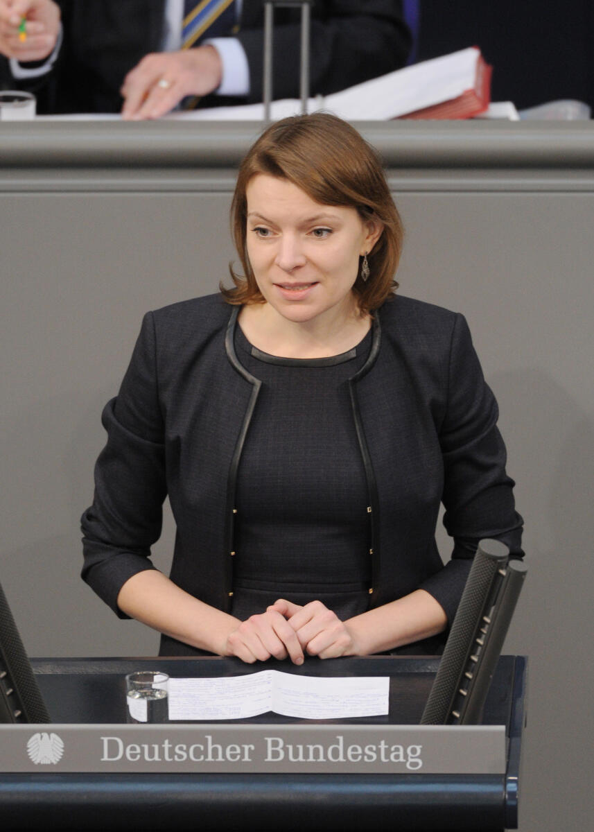 Emmi Zeulner, CDU/CSU, Bundestagsabgeordnete, Abgeordnete, Mitglied Deutscher Bundestag, MdB, Rede, 133. Sitzung, Top 3, Thema: Hospiz- und Palliativversorgung, Redner 5.; Rednerpult. Zeulner, Emmi Emmi Zeulner, CDU/CSU, Bundestagsabgeordnete, Abgeordnete, Mitglied Deutscher Bundestag, MdB, Rede, 133. Sitzung, Top 3, Thema: Hospiz- und Palliativversorgung, Redner 5.; Rednerpult.