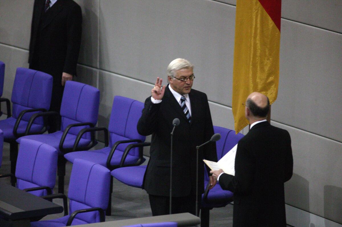Steinmeier, Frank-Walter; Lammert, Norbert Der ernannte Bundesminister des Auswärtigen, Dr. Frank-Walter Steinmeier, SPD, leistet vor dem Parlament und dem Bundestagspräsidenten, Dr. Norbert Lammert, CDU/CSU, Abgeordneter, MdB, CDU/CSU-Fraktion, seinen Amtseid.