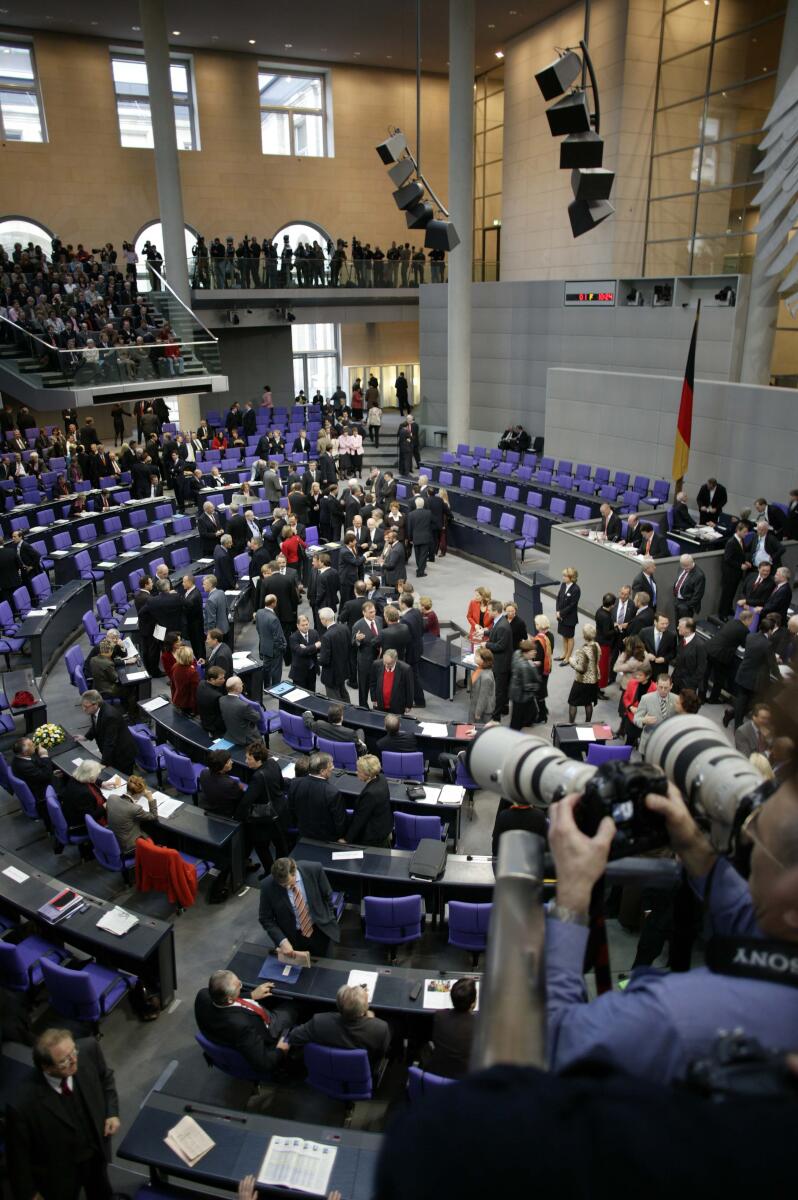3. Sitzung des Deutschen Bundestages; Übersicht aus dem Plenarsaal, Blick in den Plenarsaal, Plenum, Abgeordnete bei der; Stimmabgabe, Abgeordnete, MdB, stehend, belebend, Kamera, Presse 3. Sitzung des Deutschen Bundestages; Übersicht aus dem Plenarsaal, Blick in den Plenarsaal, Plenum, Abgeordnete bei der; Stimmabgabe, Abgeordnete, MdB, stehend, belebend, Kamera, Presse