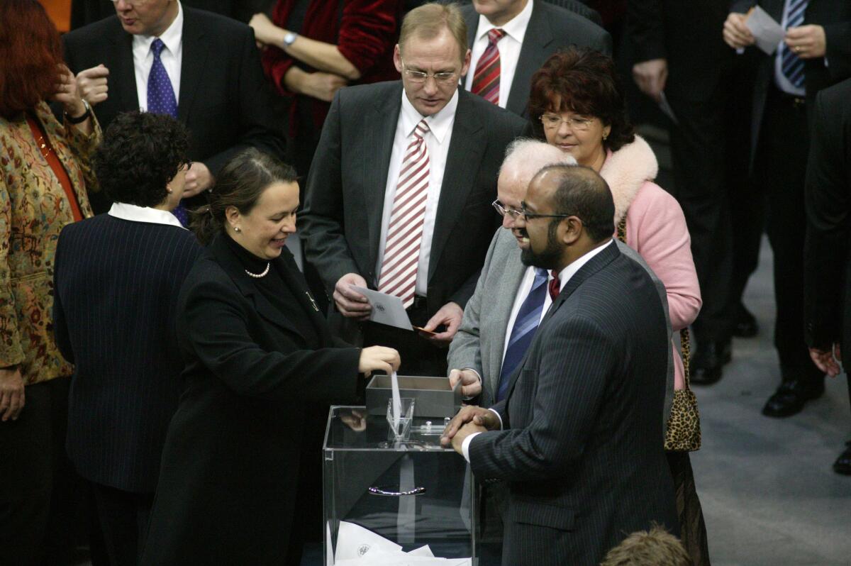 Heinen, Ursula; Winkler, Josef Philip 3. Sitzung des Deutschen Bundestage; Ursula Heinen, CDU/CSU, li., wirft ihren Stimmzettel in die Wahlurne. Josef Philip Winkler, re., Bündnis 90/Die Grünen, an der Wahlurne; Abgeordnete, MdB