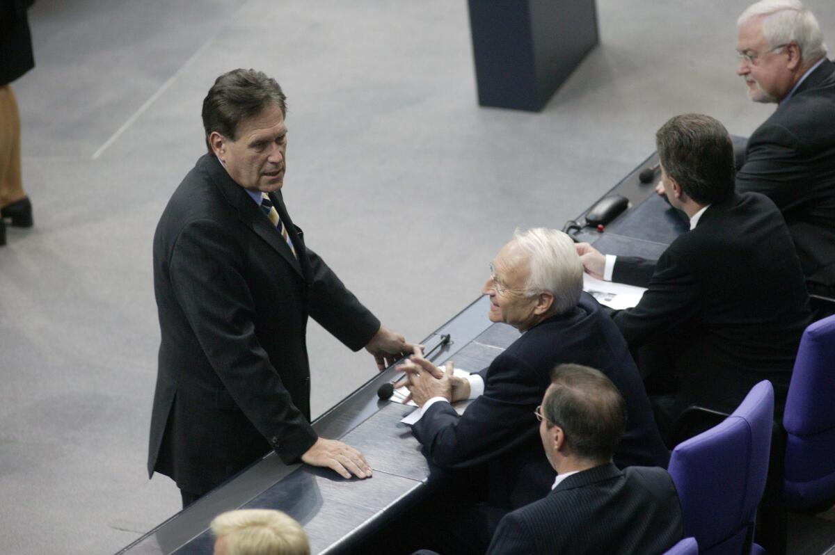 3. Sitzung des Deutschen Bundestage; Michael Glos (li.) und Dr. Edmund Stoiber, Ministerpräsident von Bayern, beide CDU/CSU, im Gespräch.; MdB, CDU/CSU-Fraktion, Bundesratsbank Glos, Michael; Stoiber, Edmund 3. Sitzung des Deutschen Bundestage; Michael Glos (li.) und Dr. Edmund Stoiber, Ministerpräsident von Bayern, beide CDU/CSU, im Gespräch.; MdB, CDU/CSU-Fraktion, Bundesratsbank