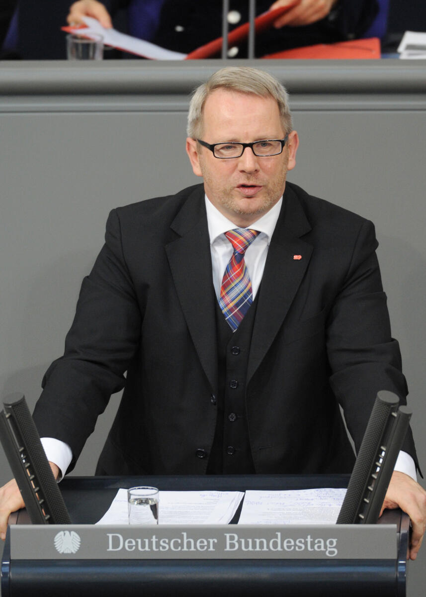 Kahrs, Johannes Johannes Kahrs, SPD, Bundestagsabgeordneter, Abgeordneter, Mitglied Deutscher Bundestag, MdB, Rede, 139. Sitzung, EPL 04, Thema: Haushaltsgesetz 2016; - Bundeskanzlerin und Bundeskanzleramt - Haushaltsdebatte, Redner 7.; Rednerpult.