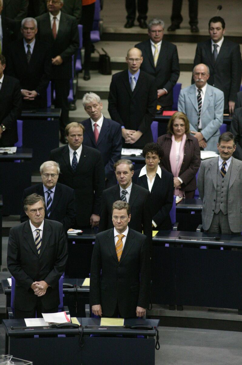 3. Sitzung des Deutschen Bundestages; Gedenkminute für die verstorbenen Abgeordneten.; Erste Reihe von links: Dr. Wolfgang Gerhadt, Fraktionsvorsitzender, Dr. Guido Westerwelle, Bundesvorsitzender der FDP, Zweite Reihe von links: Rainer Brüderle, stellv. Fraktionsvorsitzender, Jörg van Essen, Parlamentarischer Geschäftsführer. Dahinter von li.: Dirk Niebel, Generalsekretär der FDP, Birgit Homburger, stellv. Fraktionsvorsitzende und Dr. Hermann Otto Solms, Bundestagsvizepräsident, alle FDP.; Abgeordnete, MdB, FDP-Fraktion, stehend Gerhardt, Wolfgang; Westerwelle, Guido; Brüderle, Rainer; Essen, Jörg van; Niebel, Dirk; Homburger, Birgit; Solms, Hermann Otto 3. Sitzung des Deutschen Bundestages; Gedenkminute für die verstorbenen Abgeordneten.; Erste Reihe von links: Dr. Wolfgang Gerhadt, Fraktionsvorsitzender, Dr. Guido Westerwelle, Bundesvorsitzender der FDP, Zweite Reihe von links: Rainer Brüderle, stellv. Fraktionsvorsitzender, Jörg van Essen, Parlamentarischer Geschäftsführer. Dahinter von li.: Dirk Niebel, Generalsekretär der FDP, Birgit Homburger, stellv. Fraktionsvorsitzende und Dr. Hermann Otto Solms, Bundestagsvizepräsident, alle FDP.; Abgeordnete, MdB, FDP-Fraktion, stehend