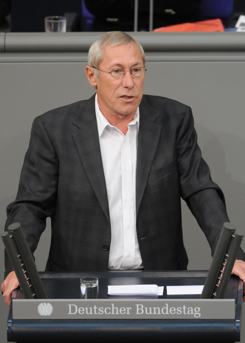 Roland Claus, DIE LINKE, Bundestagsabgeordneter, Abgeordneter, Mitglied Deutscher Bundestag, MdB, Rede, 139. Sitzung, EPL 04, Thema: Haushaltsgesetz 2016 - Bundeskanzlerin und Bundeskanzleramt - Haushaltsdebatte, Redner 6.; Rednerpult. Claus, Roland Roland Claus, DIE LINKE, Bundestagsabgeordneter, Abgeordneter, Mitglied Deutscher Bundestag, MdB, Rede, 139. Sitzung, EPL 04, Thema: Haushaltsgesetz 2016 - Bundeskanzlerin und Bundeskanzleramt - Haushaltsdebatte, Redner 6.; Rednerpult.