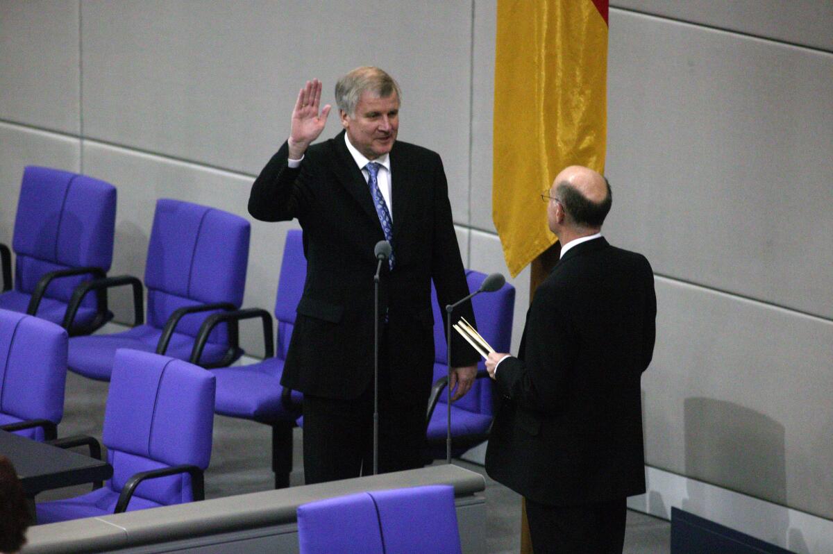 Der ernannte Bundesminister für Verbraucherschutz, Ernährung und Landwirtschaft, Horst Seehofer, CDU/CSU, leistet vor dem Parlament und dem Bundestagspräsidenten, Dr. Norbert Lammert, CDU/CSU, seinen Amtseid.; Abgeordnete, MdB, CDU/CSU-Fraktion Seehofer, Horst Lorenz; Lammert, Norbert Der ernannte Bundesminister für Verbraucherschutz, Ernährung und Landwirtschaft, Horst Seehofer, CDU/CSU, leistet vor dem Parlament und dem Bundestagspräsidenten, Dr. Norbert Lammert, CDU/CSU, seinen Amtseid.; Abgeordnete, MdB, CDU/CSU-Fraktion