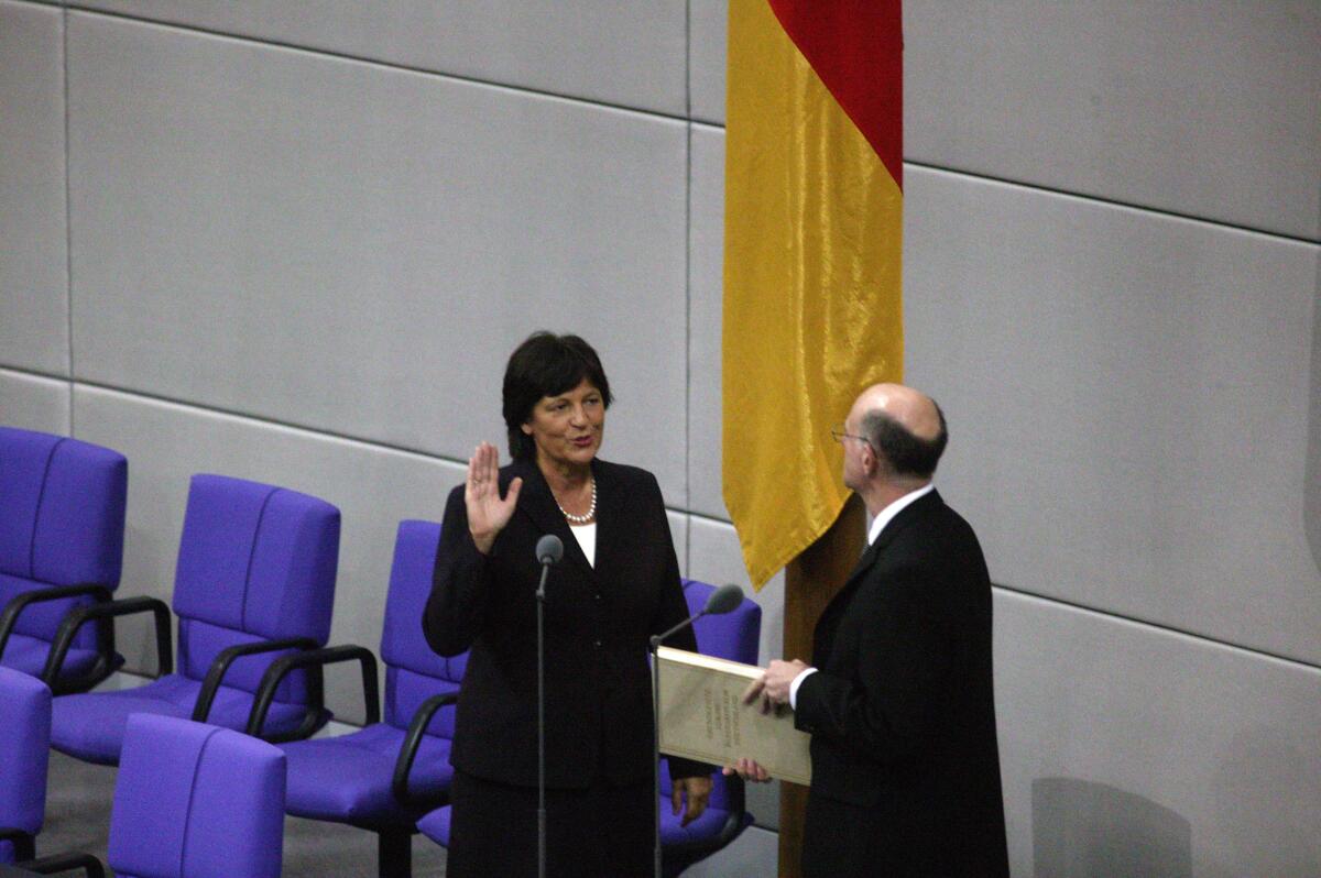 Schmidt, Ulla; Lammert, Norbert Vereidigung der Bundesministerin für Gesundheit, Ulla Schmidt, SPD, durch den Bundestagspräsidenten, Dr. Norbert Lammert, CDU/CSU.; Abgeordnete, MdB, CDU/CSU-Fraktion