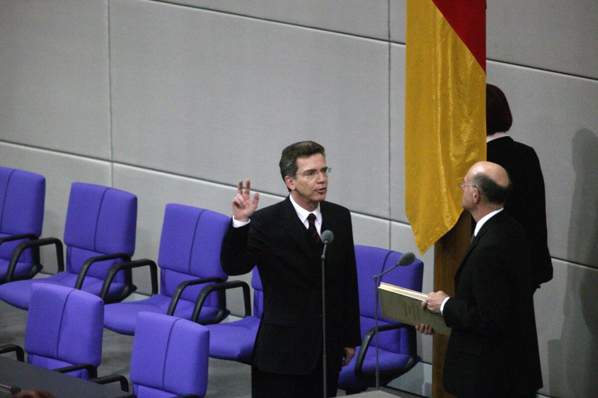 Maizière, Thomas de Der ernannte Chef des Bundeskanzleramtes, Dr. Thomas de Maitzère, CDU/CSU, leistet vor dem Parlament und dem Bundestagspräsidenten, Dr. Norbert Lammert, CDU/CSU, Abgeordneter, MdB, CDU/CSU-Fraktion, seinen Amtseid.