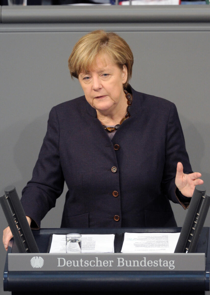 Dr. Angela Merkel, Bundeskanzlerin, CDU/CSU, Bundestagsabgeordnete, Abgeordnete, Mitglied Deutscher Bundestag, MdB, Rede, 139. Sitzung, EPL 04, Thema: Haushaltsgesetz 2016 - Bundeskanzlerin und Bundeskanzleramt - Haushaltsdebatte, Redner 2.; Rednerpult. Merkel, Angela Dr. Angela Merkel, Bundeskanzlerin, CDU/CSU, Bundestagsabgeordnete, Abgeordnete, Mitglied Deutscher Bundestag, MdB, Rede, 139. Sitzung, EPL 04, Thema: Haushaltsgesetz 2016 - Bundeskanzlerin und Bundeskanzleramt - Haushaltsdebatte, Redner 2.; Rednerpult.