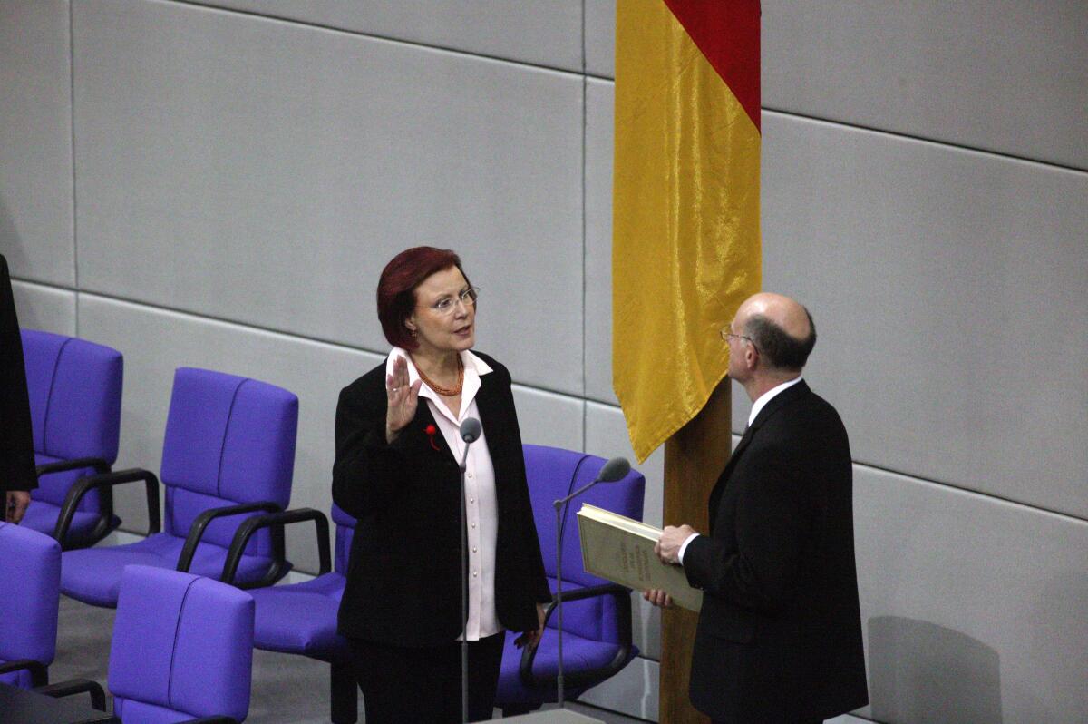 Wieczorek-Zeul, Heidemarie; Lammert, Norbert Die ernannte Bundesministerin für wirtschaftliche Zusammenarbeit und Entwicklung, Heidemarie Wieczorek-Zeul, SPD, leistet vor dem Parlament und dem Bundestagspräsidenten, Dr. Norbert Lammert, CDU/CSU, ihren Amtseid.; Abgeordnete, MdB, CDU/CSU-Fraktion