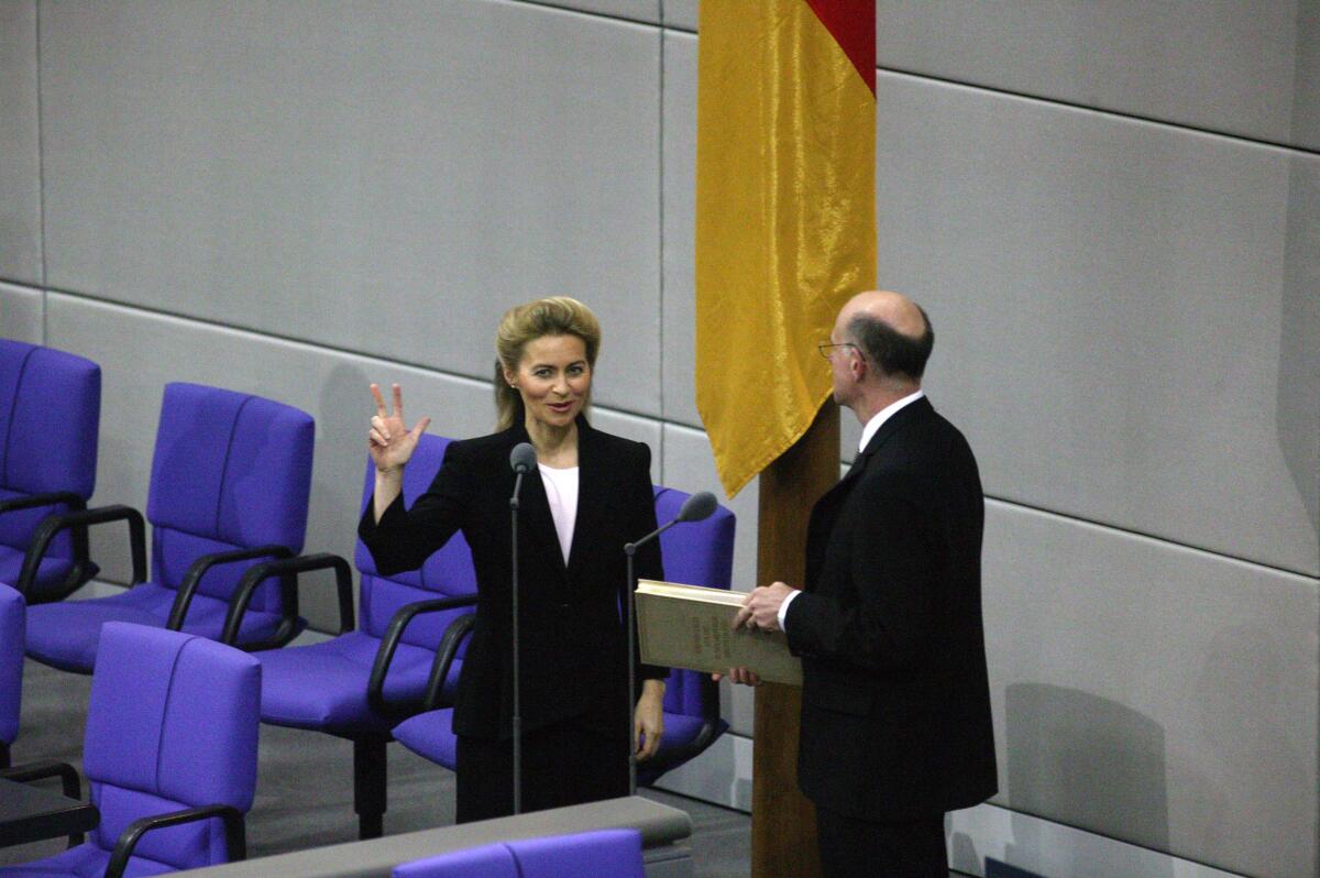 Leyen, Ursula von der; Lammert, Norbert Die ernannte Bundesministerin für Familie, Senioren, Frauen und Jugend, Dr. Ursula von der Leyen, CDU/CSU, leistet vor dem Parlament und dem Bundestagspräsidenten, Dr. Norbert Lammert, CDU/CSU, Abgeordneter, MdB, CDU/CSU-Fraktion, ihren Amtseid.