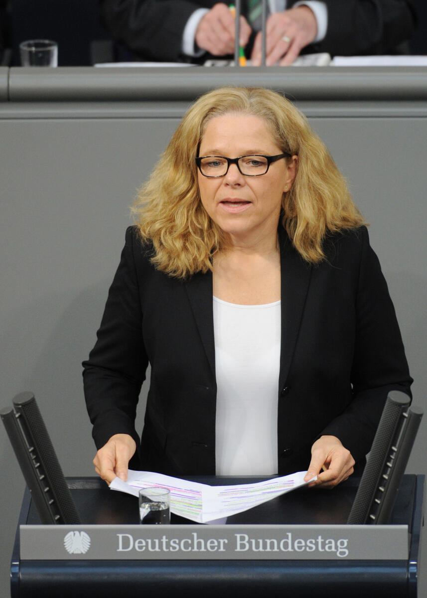 Wagner, Doris Doris Wagner, Bündnis 90/Die Grünen, Bundestagsabgeordnete, Abgeordnete, Mitglied Deutscher Bundestag, MdB, Rede, 136. Sitzung, Top 4, Thema: Vereinbarte Debatte: 60 Jahre Bundeswehr, Redner 8.; Rednerpult.