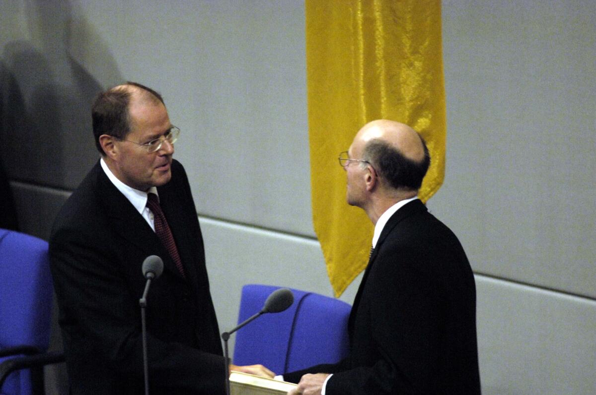 Lammert, Norbert; Steinbrück, Peer Der ernannte Bundesminister der Finanzen, Peer Steinbrück, SPD, leistet vor dem Parlament und dem Bundestagspräsidenten, Dr. Norbert Lammert, CDU, Abgeordneter, MdB, CDU/CSU-Fraktion, seinen Amtseid.