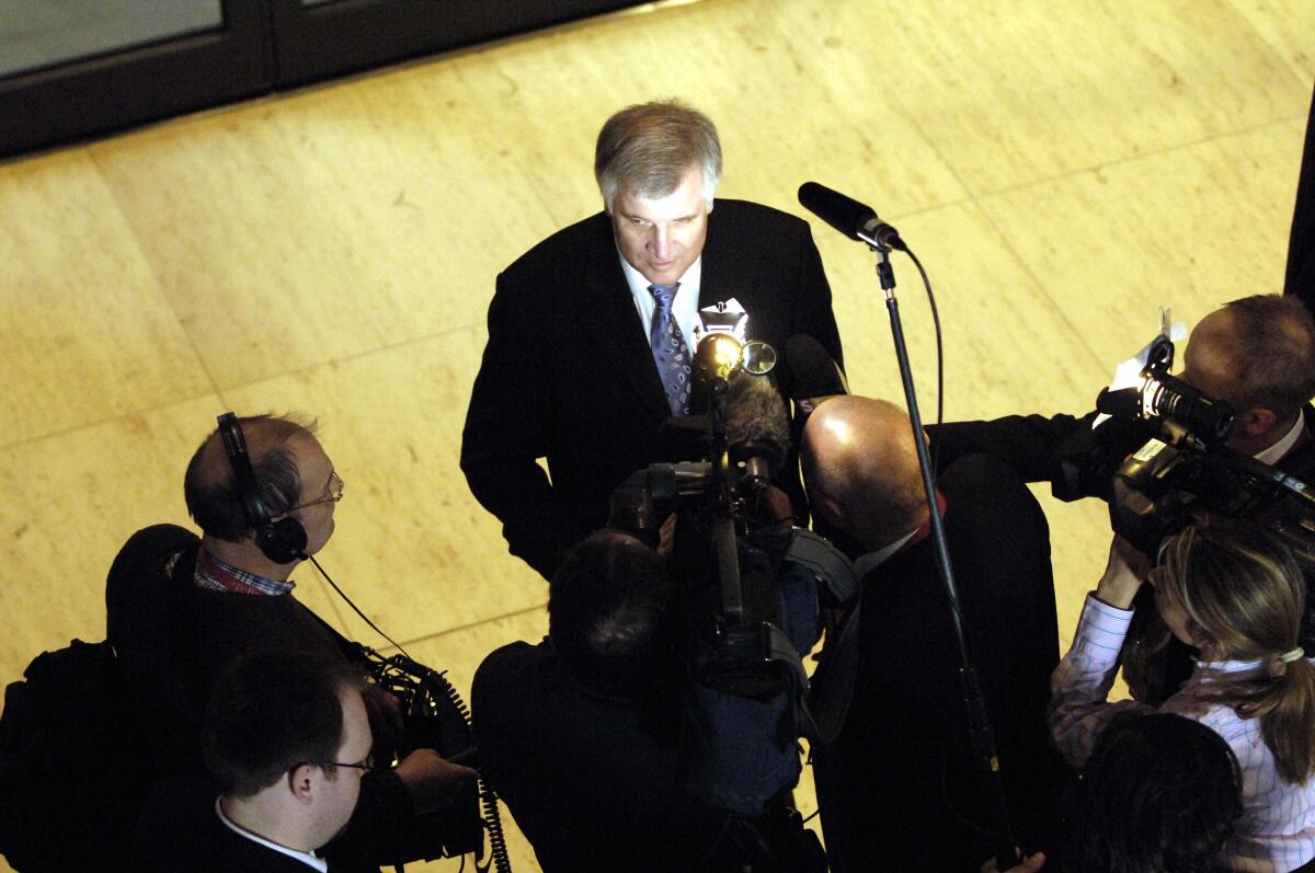 Seehofer, Horst Lorenz 3. Sitzung des Deutschen Bundestages; Horst Seehofer, CDU/CSU, beim Fernsehinterview, Abgeordneter, MdB, CDU/CSU-Fraktion, Frensehkamera, Mikrofon,