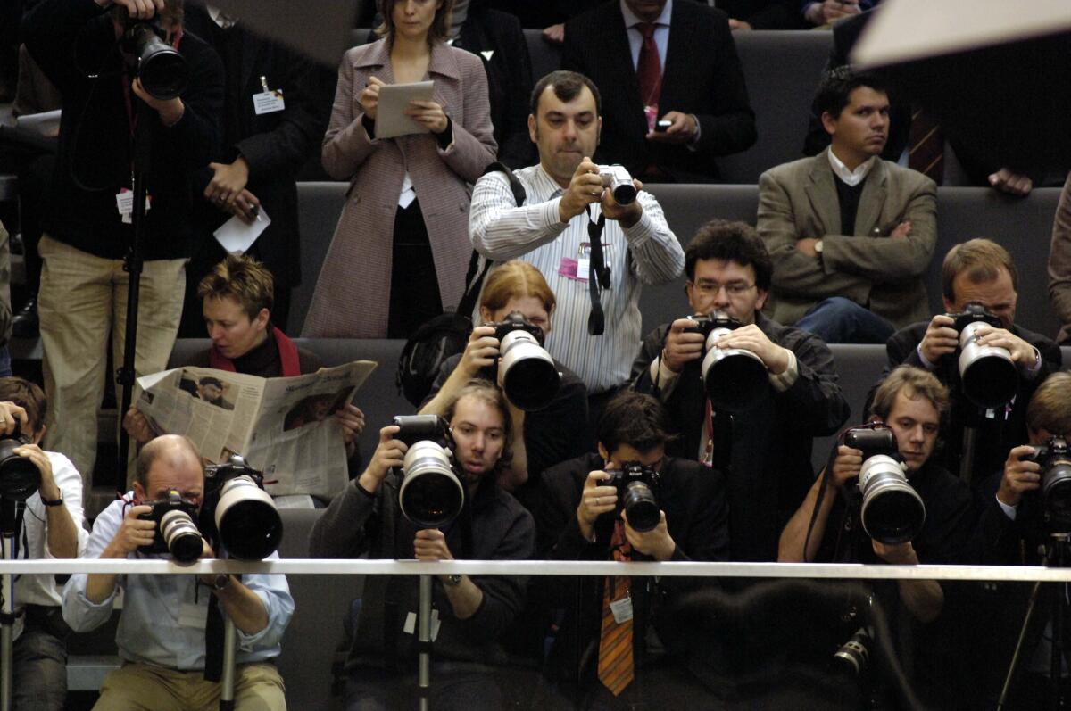 3. Sitzung des Deutschen Bundestages; Presse, Fotografen auf der Pressetribüne, Fotographen, Kameras, Objetive, Stative, 3. Sitzung des Deutschen Bundestages; Presse, Fotografen auf der Pressetribüne, Fotographen, Kameras, Objetive, Stative,
