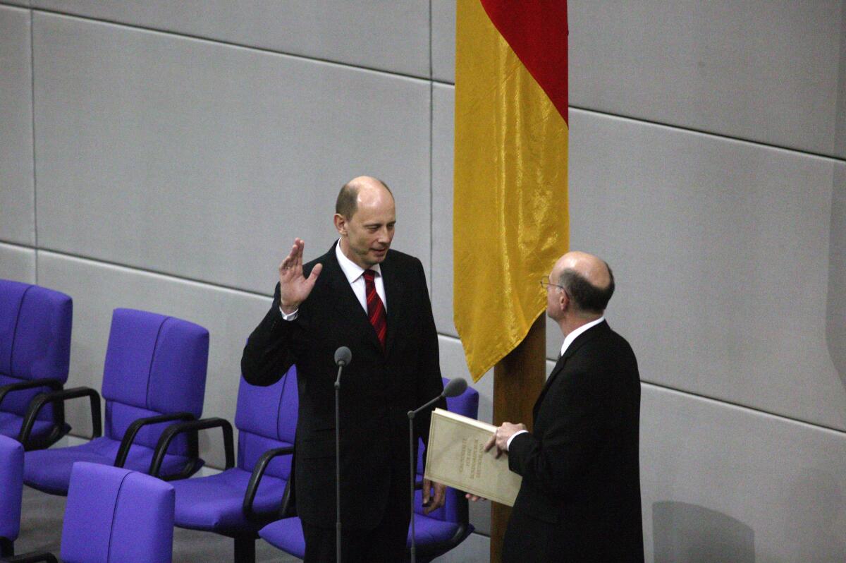 Der ernannte Bundesminister für Verkehr, Bau- und Stadtentwicklunng, Wolfgang Tiefensee, SPD, leistet vor dem Parlament und dem Bundestagspräsidenten, Dr. Norbert Lammert, CDU/CSU, Abgeordneter, MdB, CDU/CSU-Fraktion, seinen Amtseid. Tiefensee, Wolfgang Der ernannte Bundesminister für Verkehr, Bau- und Stadtentwicklunng, Wolfgang Tiefensee, SPD, leistet vor dem Parlament und dem Bundestagspräsidenten, Dr. Norbert Lammert, CDU/CSU, Abgeordneter, MdB, CDU/CSU-Fraktion, seinen Amtseid.