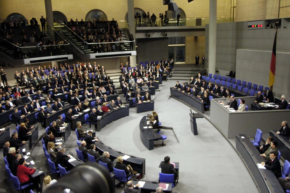 3. Sitzung des Deutschen Bundestages; Übersicht aus dem Plenarsaal, nach der Vereidigung, die neuen Mitglieder der Regierung sitzen auf der Regierungsbank, Blick in den Plenarsaal, Plenum, Abgeordnete, MdB, Stenogrfen, Stenographen, Pressetribüne, Besuchertribüne, Fotografen, Fotographen, Kameras, Objektive, Stative, Presse 3. Sitzung des Deutschen Bundestages; Übersicht aus dem Plenarsaal, nach der Vereidigung, die neuen Mitglieder der Regierung sitzen auf der Regierungsbank, Blick in den Plenarsaal, Plenum, Abgeordnete, MdB, Stenogrfen, Stenographen, Pressetribüne, Besuchertribüne, Fotografen, Fotographen, Kameras, Objektive, Stative, Presse