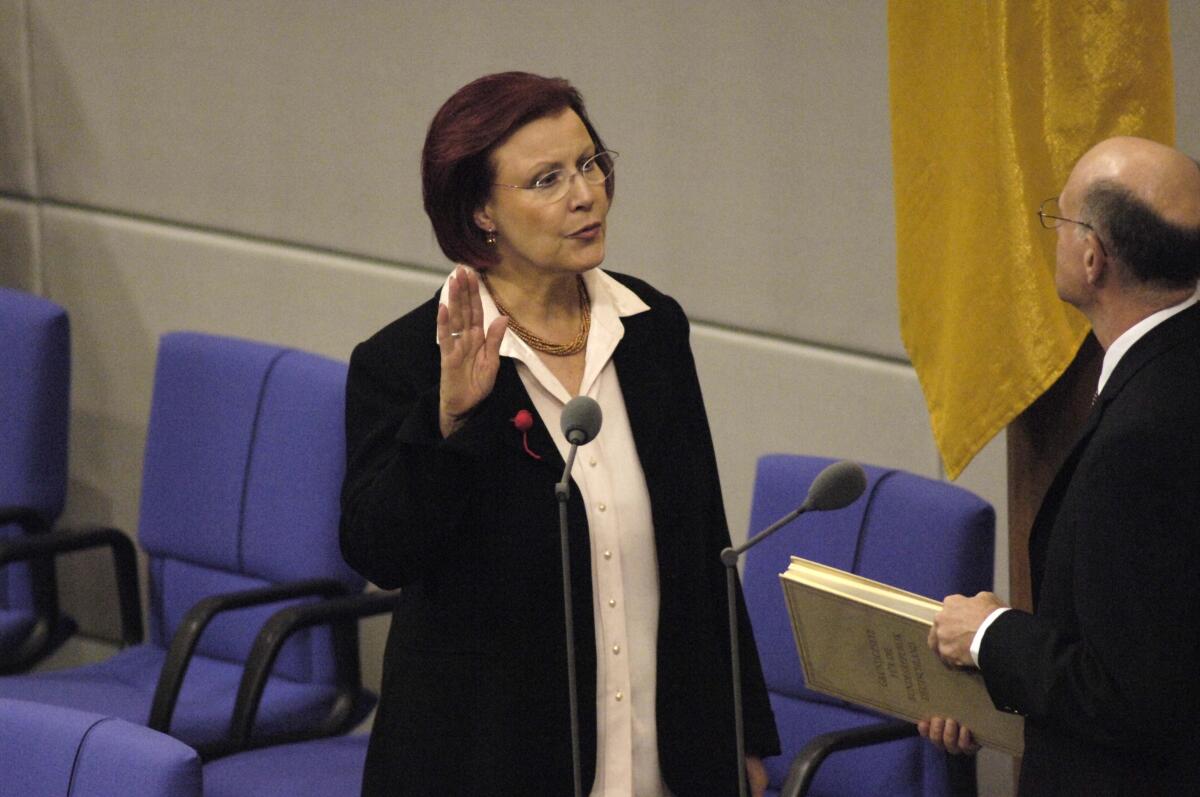Wieczorek-Zeul, Heidemarie; Lammert, Norbert Die ernannte Bundesministerin für wirtschaftliche Zusammenarbeit und Entwicklung, Heidemarie Wieczorek-Zeul, SPD, leistet vor dem Parlament und dem Bundestagspräsidenten, Dr. Norbert Lammert, CDU/CSU, ihren Amtseid.; Abgeordnete, MdB, CDU/CSU-Fraktion