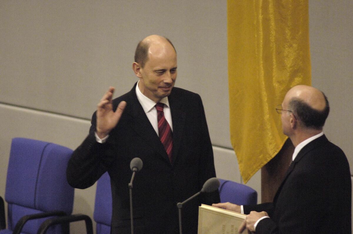 Der ernannte Bundesminister für Verkehr, Bau- und Stadtentwicklung, Wolfgang Tiefensee, SPD, leistet vor dem Parlament und dem Bundestagspräsidenten, Dr. Norbert Lammert, CDU/CSU, Abgeordneter, MdB, CDU/CSU-Fraktion, seinen Amtseid. Der ernannte Bundesminister für Verkehr, Bau- und Stadtentwicklung, Wolfgang Tiefensee, SPD, leistet vor dem Parlament und dem Bundestagspräsidenten, Dr. Norbert Lammert, CDU/CSU, Abgeordneter, MdB, CDU/CSU-Fraktion, seinen Amtseid.