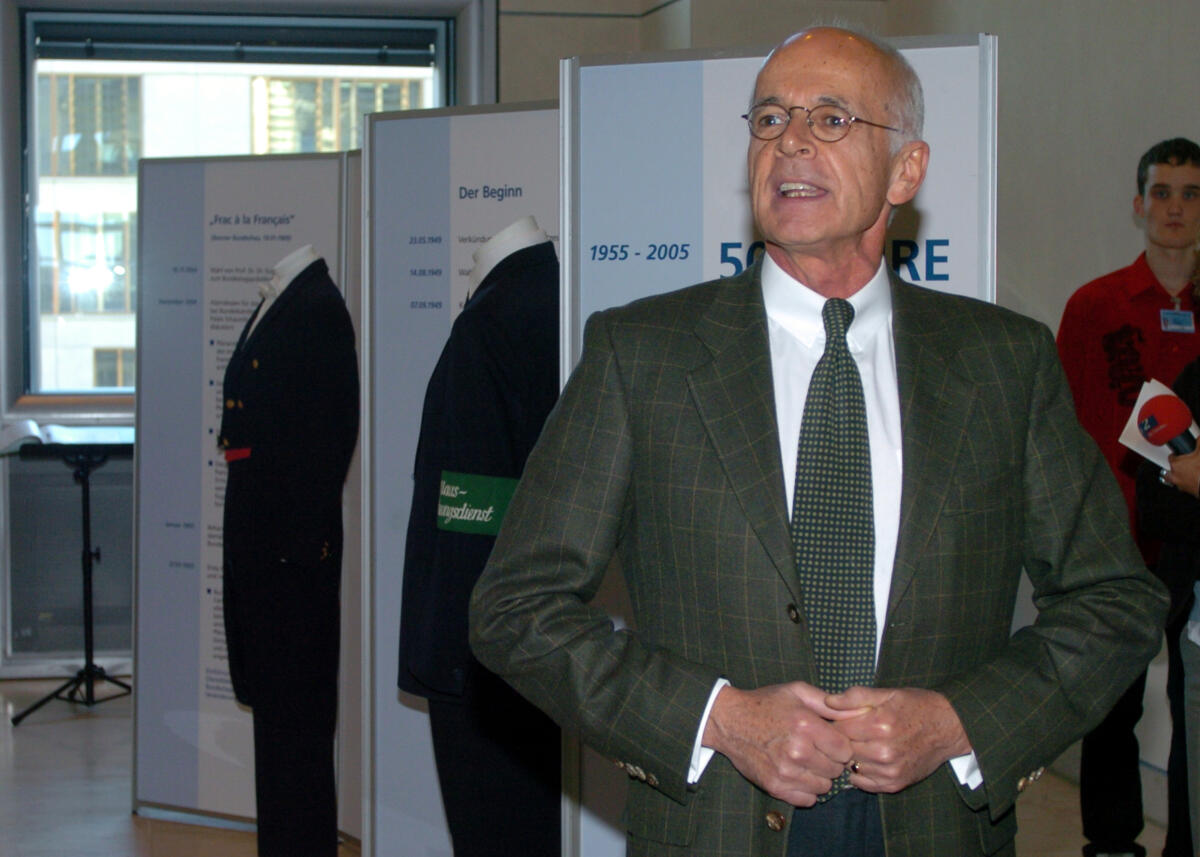 Zeh, Wolfgang Prof. Dr. Wolfgang Zeh, Direktor beim Deutschen Bundestag, eröffnet die Ausstellung 50 Jahre Bundestagsfrack.; Rede, Frackmodelle, Bekleidung, Saaldiener