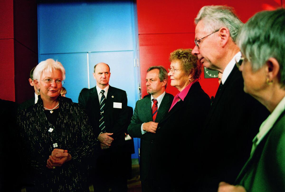 Hasselfeldt, Gerda Bundestagsvizepräsidentin Gerda Hasselfeldt, CDU/CSU, (links), empfängt Gäste des Volksbundes anläßlich des Volkstrauertages. Hier im Gespräch mit Veteranen.