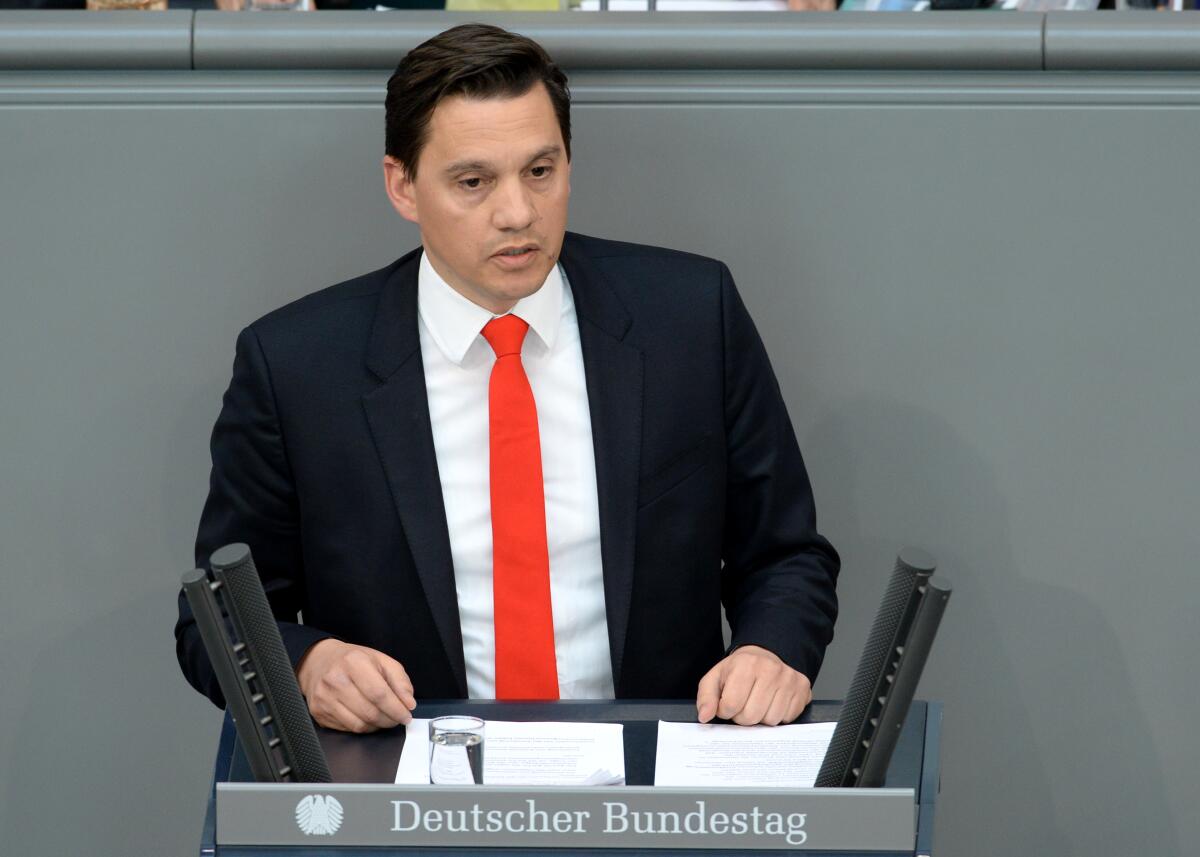 Fechner, Johannes Dr. Johannes Fechner, SPD, Bundestagsabgeordneter, Abgeordneter, Mitglied des Deutschen Bundestages, MdB, Rede, Deutscher Bundestag, 26. Sitzung, Top 7, Thema: Minderheitenrechte in der 18. Wahlperiode.; Rednerpult.