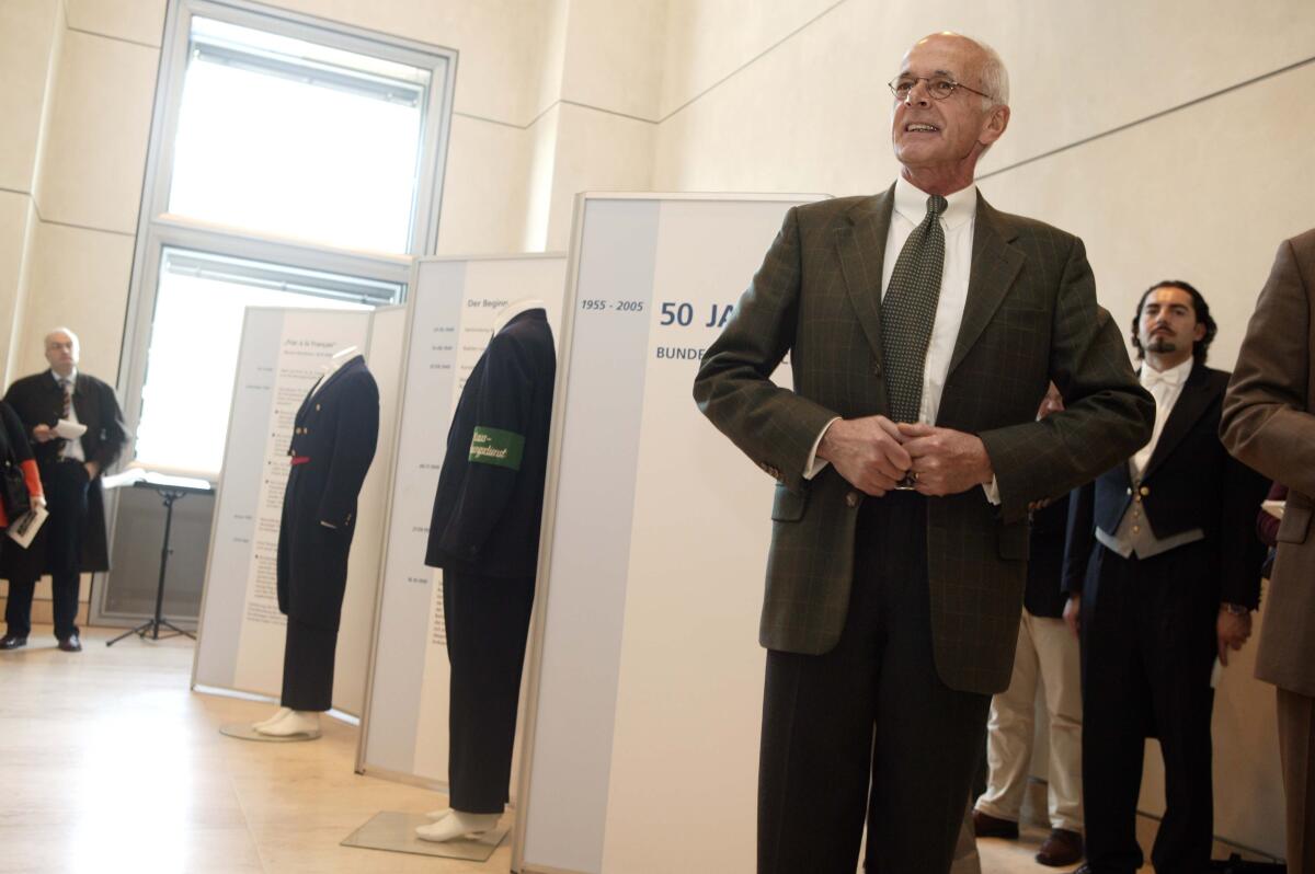 Zeh, Wolfgang Der Direktor beim Deutschen Bundestag, Prof. Dr. Wolfgang Zeh, eröffnet die Präsentation der Ausstellung "50 Jahre Bundestagsfrack".; Frackmodelle, Frack, Dienstkleidung, Bekleidung, Kleider, Saaldiener, Saalassistenten, Plenarsassistenten