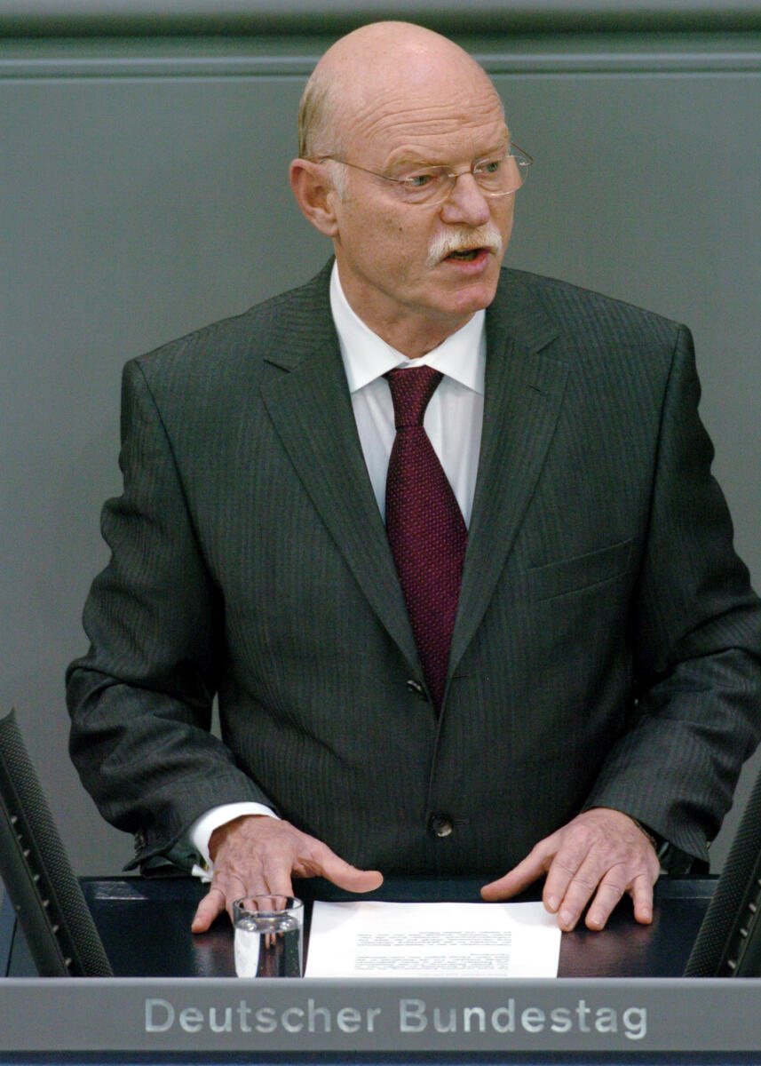 Struck, Peter Peter Struck, BMin., MdB, SPD, Rede Deutscher Bundestag, 2. Sitzung, TOP 2, Thema: Bundeswehreinsatz, Operation Enduring Freedom. 1. Redner.

Rednerpult.