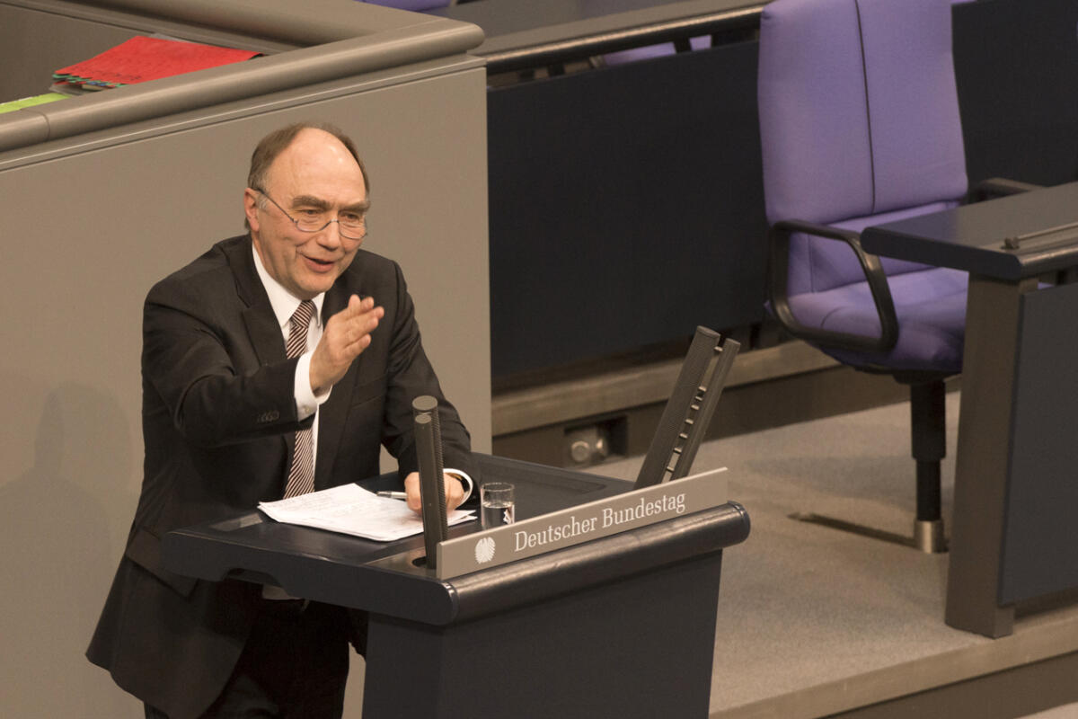 Dr. Christoph Bergner, CDU/CSU, MdB, während seiner Rede am Rednerpult im Plenarsaal des Deutschen Bundestages im Reichstagsgebäude. Bergner, Christoph Dr. Christoph Bergner, CDU/CSU, MdB, während seiner Rede am Rednerpult im Plenarsaal des Deutschen Bundestages im Reichstagsgebäude.
