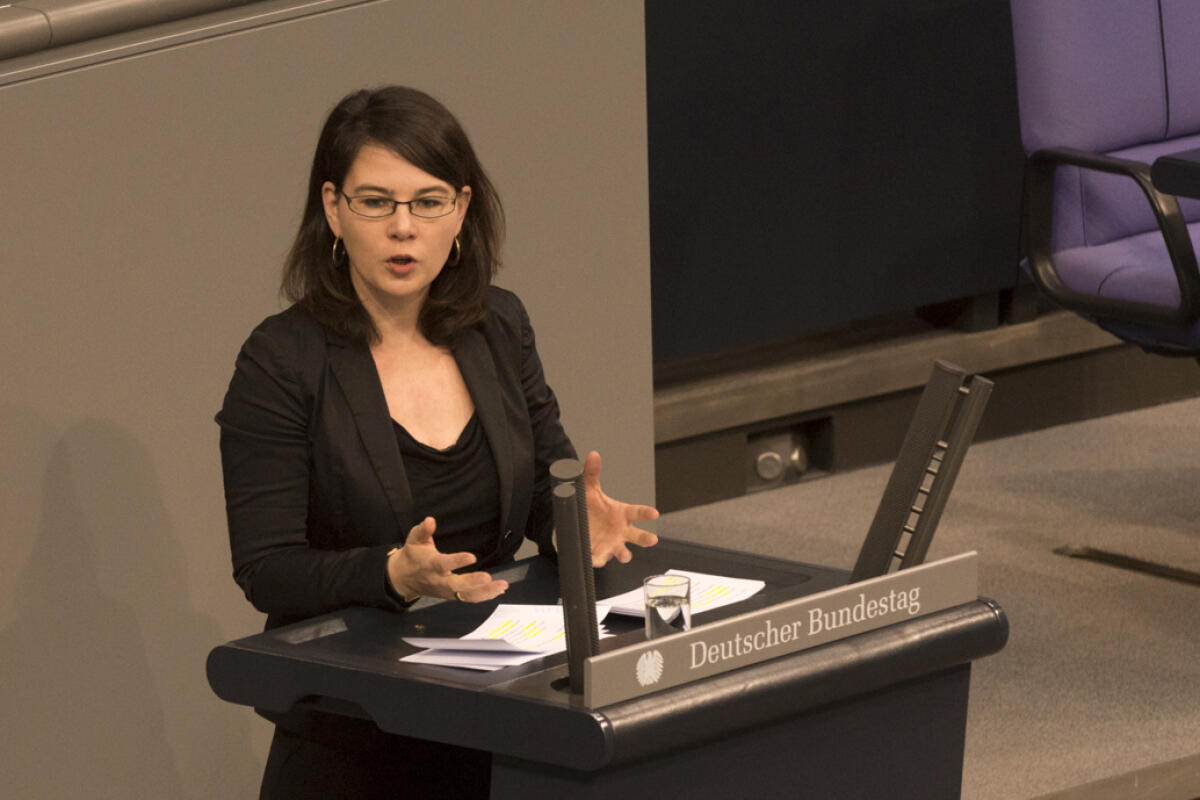 Annalena Baerbock, Bündnis 90/ Die Grünen, MdB, während ihrer Rede am Rednerpult im Plenarsaal des Deutschen Bundestages im Reichstagsgebäude. Baerbock, Annalena Annalena Baerbock, Bündnis 90/ Die Grünen, MdB, während ihrer Rede am Rednerpult im Plenarsaal des Deutschen Bundestages im Reichstagsgebäude.