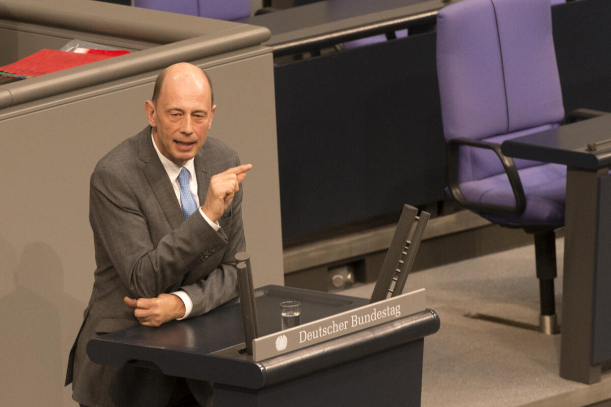 Wolfgang Tiefensee, SPD, MdB, während seiner Rede am Rednerpult im Plenarsaal des Deutschen Bundestages im Reichstagsgebäude. Tiefensee, Wolfgang Wolfgang Tiefensee, SPD, MdB, während seiner Rede am Rednerpult im Plenarsaal des Deutschen Bundestages im Reichstagsgebäude.