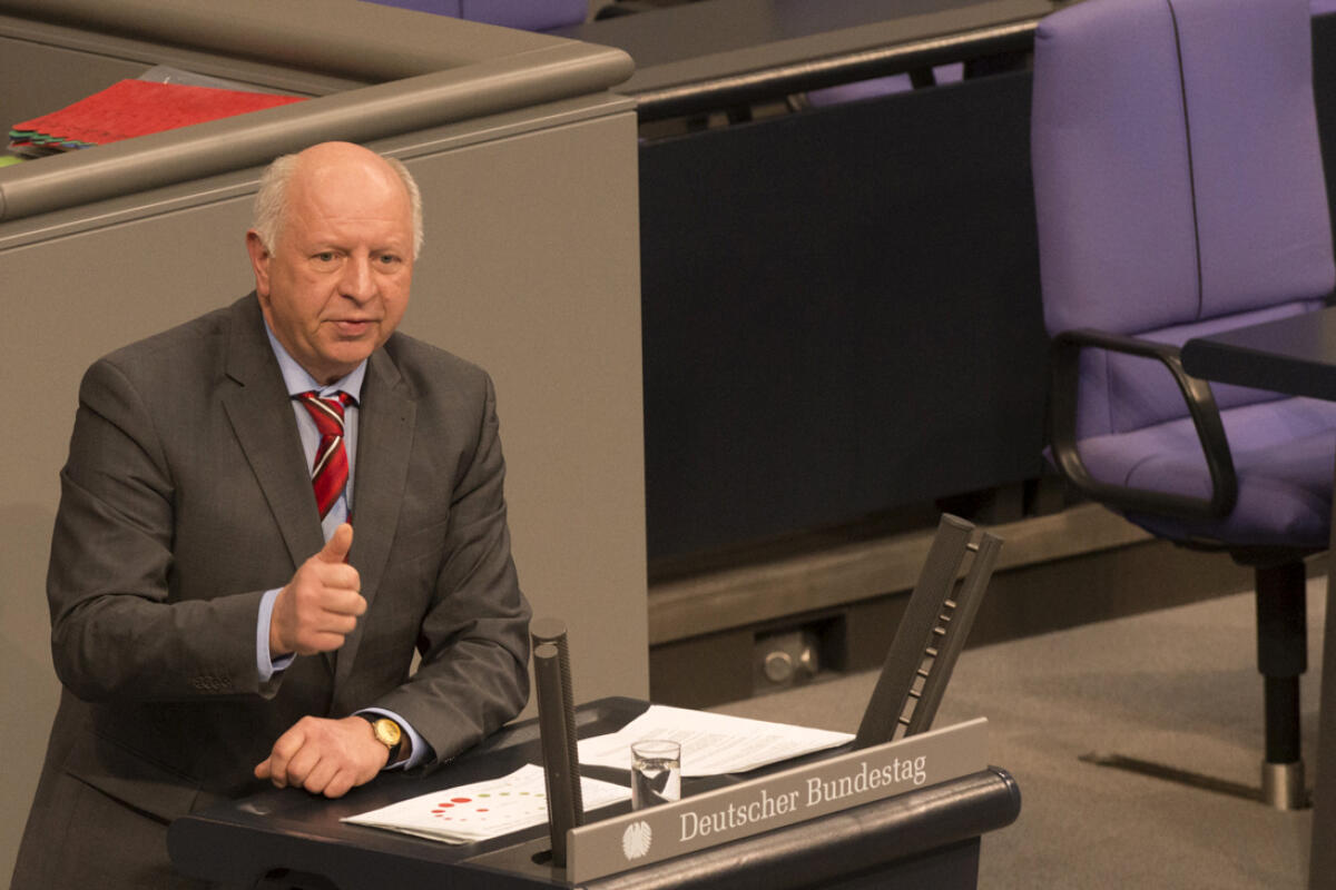 Eckhardt Rehberg, CDU/CSU, MdB, während seiner Rede am Rednerpult im Plenarsaal des Deutschen Bundestages im Reichstagsgebäude. Rehberg, Eckhardt Eckhardt Rehberg, CDU/CSU, MdB, während seiner Rede am Rednerpult im Plenarsaal des Deutschen Bundestages im Reichstagsgebäude.