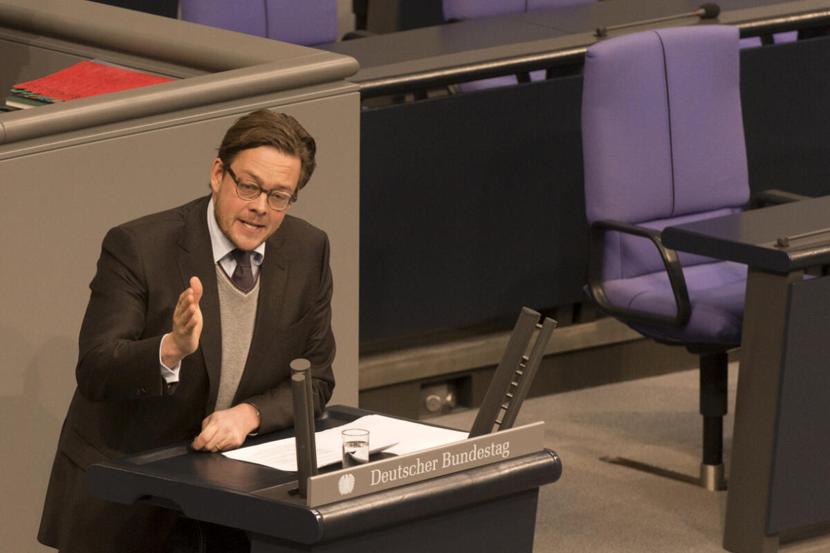 Dr. Konstantin von Notz, Bündnis 90/ Die Grünen, MdB, während seiner Rede am Rednerpult im Plenarsaal des Deutschen Bundestages im Reichstagsgebäude. Notz, Konstantin von Dr. Konstantin von Notz, Bündnis 90/ Die Grünen, MdB, während seiner Rede am Rednerpult im Plenarsaal des Deutschen Bundestages im Reichstagsgebäude.