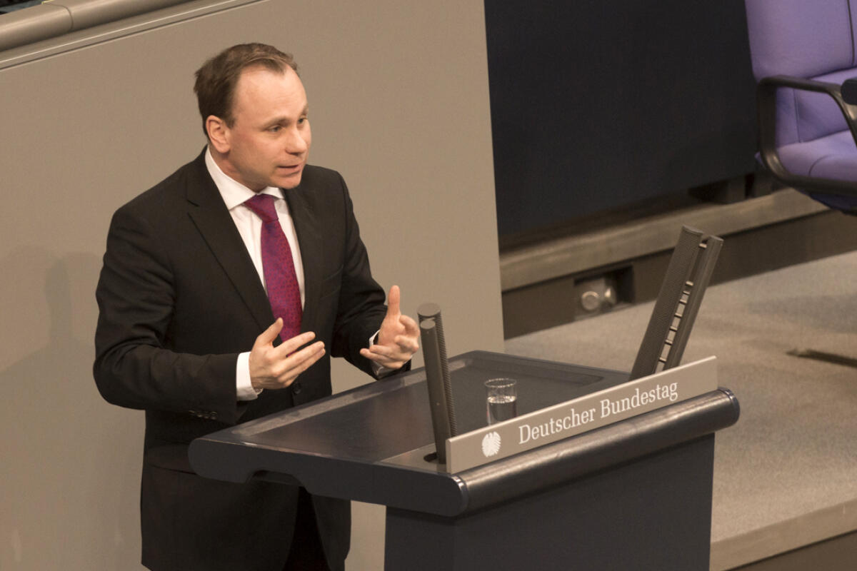 Ullrich, Volker Dr. Volker Ullrich, CDU/CSU, MdB, während seiner Rede am Rednerpult im Plenarsaal des Deutschen Bundestages im Reichstagsgebäude.