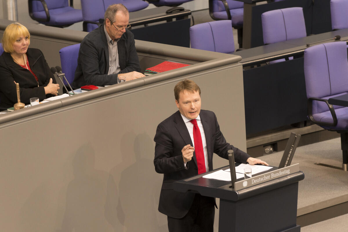 Christian Flisek, SPD, MdB, während seiner Rede am Rednerpult im Plenarsaal des Deutschen Bundestages im Reichstagsgebäude. Hinter ihm am Sitzungsvorsitz sitzen Bundestagsvizepräsidentin Claudia Roth, Bündnis 90/ Die Grünen, MdB, und Schriftführer Friedrich Ostendorff, Bündnis 90/ Die Grünen, MdB. Flisek, Christian Christian Flisek, SPD, MdB, während seiner Rede am Rednerpult im Plenarsaal des Deutschen Bundestages im Reichstagsgebäude. Hinter ihm am Sitzungsvorsitz sitzen Bundestagsvizepräsidentin Claudia Roth, Bündnis 90/ Die Grünen, MdB, und Schriftführer Friedrich Ostendorff, Bündnis 90/ Die Grünen, MdB.