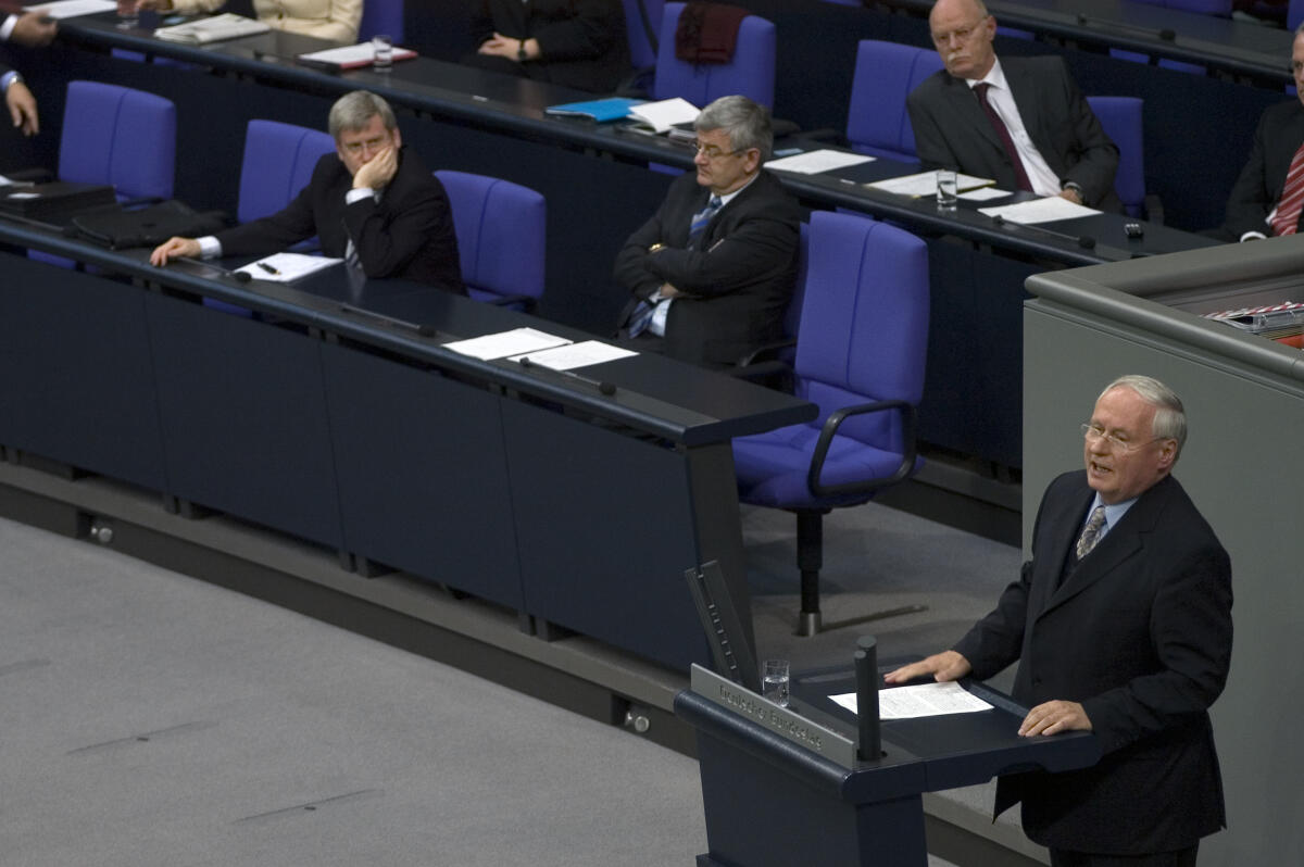 Oskar Lafontaine, Die Linke, am Rednerpult. Regierungsbank: Erste Reihe, Joseph (Joschka) Fischer, Bü 90/Die Grünen, Bundesminister des Auswärtigen. Zweite Reihe, Dr. Peter Struck, SPD, Bundesminister der Verteidigung.; Rede, Rednerpult, Abgeordneter, MdB Lafontaine, Oskar; Fischer, Joseph; Struck, Peter Oskar Lafontaine, Die Linke, am Rednerpult. Regierungsbank: Erste Reihe, Joseph (Joschka) Fischer, Bü 90/Die Grünen, Bundesminister des Auswärtigen. Zweite Reihe, Dr. Peter Struck, SPD, Bundesminister der Verteidigung.; Rede, Rednerpult, Abgeordneter, MdB