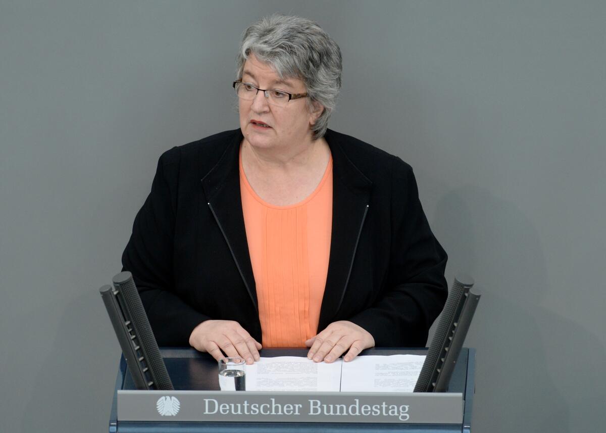 Gabriele Schmidt, CDU/CSU, Bundestagsabgeordnete, Abgeordnete, Mitglied des Deutschen Bundestages, MdB, Rede, Deutscher Bundestag, 20. Sitzung, Top 8, Thema: Abkommen mit Uruguay über Soziale Sicherheit.; Rednerpult. Schmidt, Gabriele Gabriele Schmidt, CDU/CSU, Bundestagsabgeordnete, Abgeordnete, Mitglied des Deutschen Bundestages, MdB, Rede, Deutscher Bundestag, 20. Sitzung, Top 8, Thema: Abkommen mit Uruguay über Soziale Sicherheit.; Rednerpult.