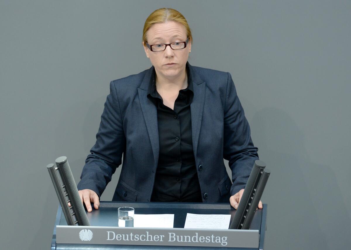 Dagmar Schmidt, SPD, Bundestagsabgeordnete, Abgeordnete, Mitglied des Deutschen Bundestages, MdB, Rede, Deutscher Bundestag, 26. Sitzung, Top 3, Thema: Leistungsverbesserungen in der Rentenversicherung.; Rednerpult. Schmidt, Dagmar Dagmar Schmidt, SPD, Bundestagsabgeordnete, Abgeordnete, Mitglied des Deutschen Bundestages, MdB, Rede, Deutscher Bundestag, 26. Sitzung, Top 3, Thema: Leistungsverbesserungen in der Rentenversicherung.; Rednerpult.