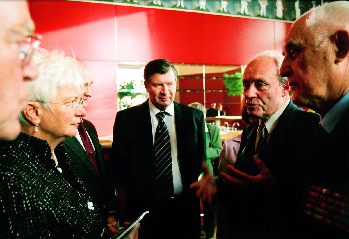 Hasselfeldt, Gerda Bundestagsvizepräsidentin Gerda Hasselfeldt, CDU/CSU, (links), empfängt Gäste des Volksbundes anläßlich des Volkstrauertages. Hier im Gespräch mit Veteranen.