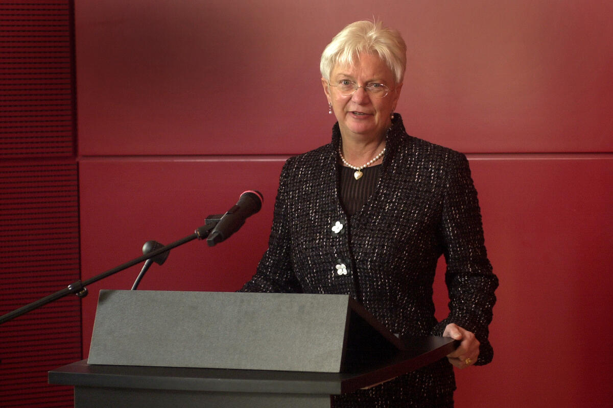 Hasselfeldt, Gerda Bundestagsvizepräsidentin Gerda Hasselfeldt, CDU/CSU, empfängt Gäste des Volksbundes anläßlich des Volkstrauertages. Hier während Ihrer Rede.