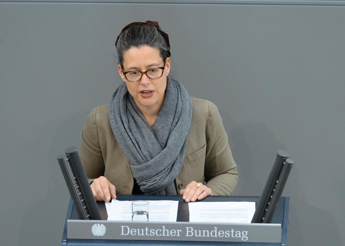 Dr. Nina Scheer, SPD, Bundestagsabgeordnete, Abgeordnete, Mitglied des Deutschen Bundestages, MdB, Rede, Deutscher Bundestag, 20. Sitzung, Top 4, Thema: Energiewende.; Rednerpult. Scheer, Nina Dr. Nina Scheer, SPD, Bundestagsabgeordnete, Abgeordnete, Mitglied des Deutschen Bundestages, MdB, Rede, Deutscher Bundestag, 20. Sitzung, Top 4, Thema: Energiewende.; Rednerpult.