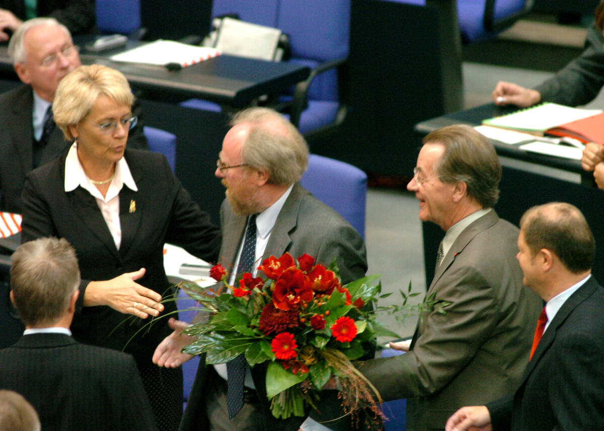 Thierse, Wolfgang; Kastner, Susanne; Lafontaine, Oskar; Müntefering, Franz; Scholz, Olaf Wolfgang Thierse, SPD,  nimmt Glückwünsche zur seiner Wahl als Bundestagsvizepräsident entgegen.; v.l. Oskar Lafontaine, Die Linke.PDS, Dr. h. c. Susanne Kastner, SPD, Wolfgang Thierse, SPD, Franz Müntefering, SPD, Olaf Scholz, SPD