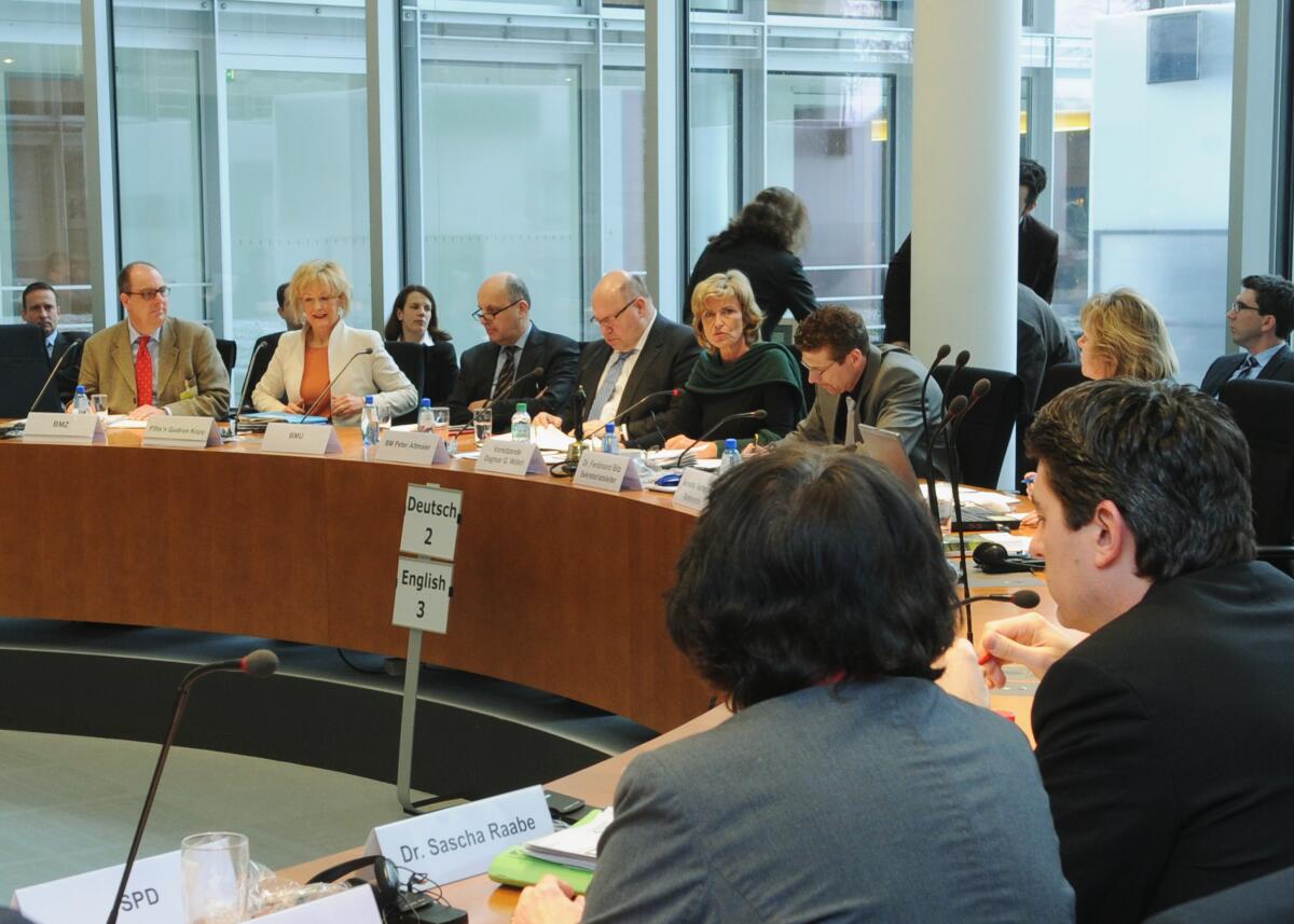 Peter Altmaier, (5.v.li), CDU/CSU, Bundesminister für Umwelt, Naturschutz und Reaktorsicherheit, ist zu Gast im Ausschuss des Deutschen Bundestages für wirtschaftliche Zusammenarbeit und Entwicklung. Die Sitzung wird von der Vorsitzenden des Ausschusses, Dagmar G. Wöhrl, (6.v.li), CDU/CSU, geleitet.; Übersicht. Wöhrl, Dagmar G.; Altmaier, Peter Peter Altmaier, (5.v.li), CDU/CSU, Bundesminister für Umwelt, Naturschutz und Reaktorsicherheit, ist zu Gast im Ausschuss des Deutschen Bundestages für wirtschaftliche Zusammenarbeit und Entwicklung. Die Sitzung wird von der Vorsitzenden des Ausschusses, Dagmar G. Wöhrl, (6.v.li), CDU/CSU, geleitet.; Übersicht.
