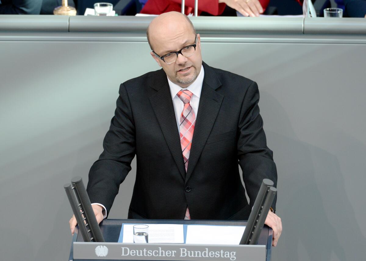 Dr. Fritz Felgentreu, SPD, Bundestagsabgeordneter, Abgeordneter, Mitglied des Deutschen Bundestages, MdB, Rede, Deutscher Bundestag, 14. Sitzung, Top 4, Thema: Bundeswehreinsatz in Afghanistan (ISAF).; Rednerpult. Felgentreu, Fritz Dr. Fritz Felgentreu, SPD, Bundestagsabgeordneter, Abgeordneter, Mitglied des Deutschen Bundestages, MdB, Rede, Deutscher Bundestag, 14. Sitzung, Top 4, Thema: Bundeswehreinsatz in Afghanistan (ISAF).; Rednerpult.