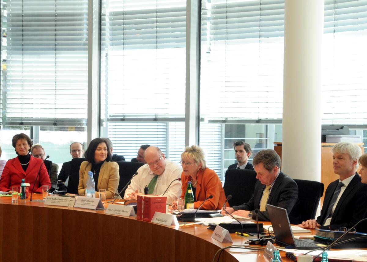 Dr. Peter Altmaier, (3.v.li), Bundesminister für Umwelt, Naturschutz und Reaktorsicherheit ist zu Gast im gleichnamigen Ausschuss des Deutschen Bundestages. Die Sitzung wird von der Vorsitzenden Eva Bulling-Schröter, (3.v.re), DIE LINKE, geleitet. 2.v.li. im Bild die Parlamentarische Staatssekretärin Katharina Reiche, CDU/CSU.; Übersicht. Bulling-Schröter, Eva; Altmaier, Peter; Reiche, Katherina Dr. Peter Altmaier, (3.v.li), Bundesminister für Umwelt, Naturschutz und Reaktorsicherheit ist zu Gast im gleichnamigen Ausschuss des Deutschen Bundestages. Die Sitzung wird von der Vorsitzenden Eva Bulling-Schröter, (3.v.re), DIE LINKE, geleitet. 2.v.li. im Bild die Parlamentarische Staatssekretärin Katharina Reiche, CDU/CSU.; Übersicht.