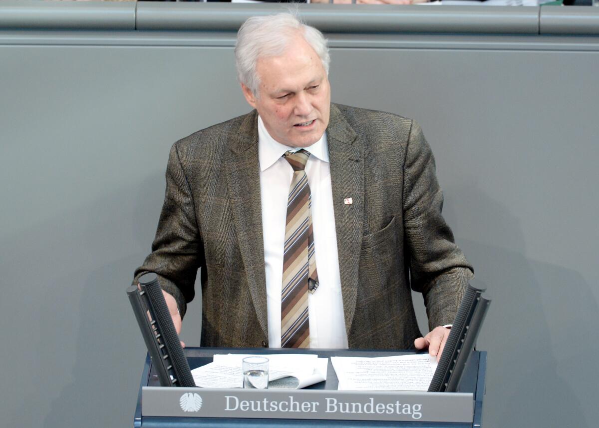 Ulrich Freese, SPD, Bundestagsabgeordneter, Abgeordneter, Mitglied des Deutschen Bundestages, MdB, Rede, Deutscher Bundestag, 14. Sitzung, Top 3, Thema: Regierungserklärung zur Sozialen Marktwirtschaft heute und Aussprache.; Rednerpult. Freese, Ulrich Ulrich Freese, SPD, Bundestagsabgeordneter, Abgeordneter, Mitglied des Deutschen Bundestages, MdB, Rede, Deutscher Bundestag, 14. Sitzung, Top 3, Thema: Regierungserklärung zur Sozialen Marktwirtschaft heute und Aussprache.; Rednerpult.